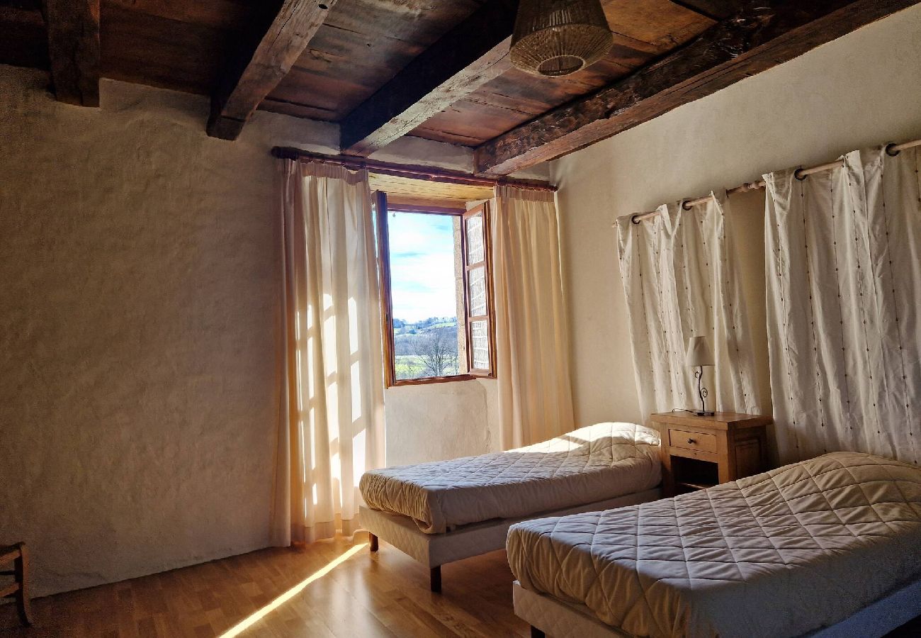 Maison à Florentin-la-Capelle - Ancien Presbytère,gîte familial