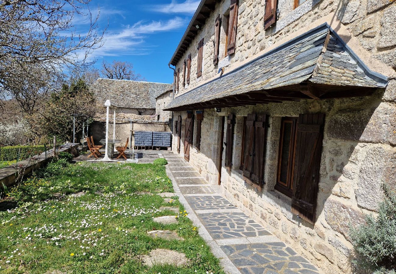 Maison à Saint-Amans-des-Cots - Gite la Roque, calme, campagne