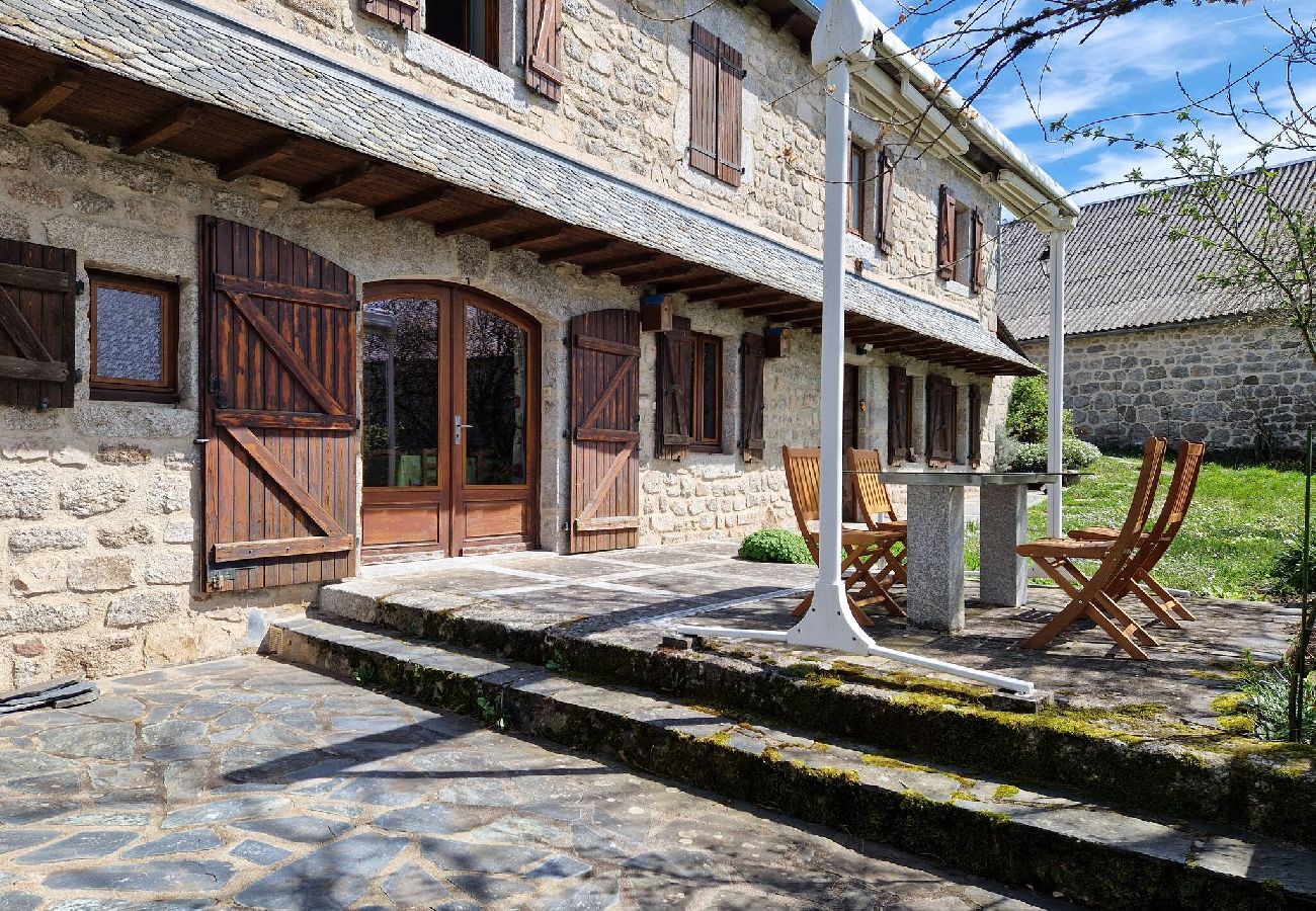 Maison à Saint-Amans-des-Cots - Gite la Roque, calme, campagne