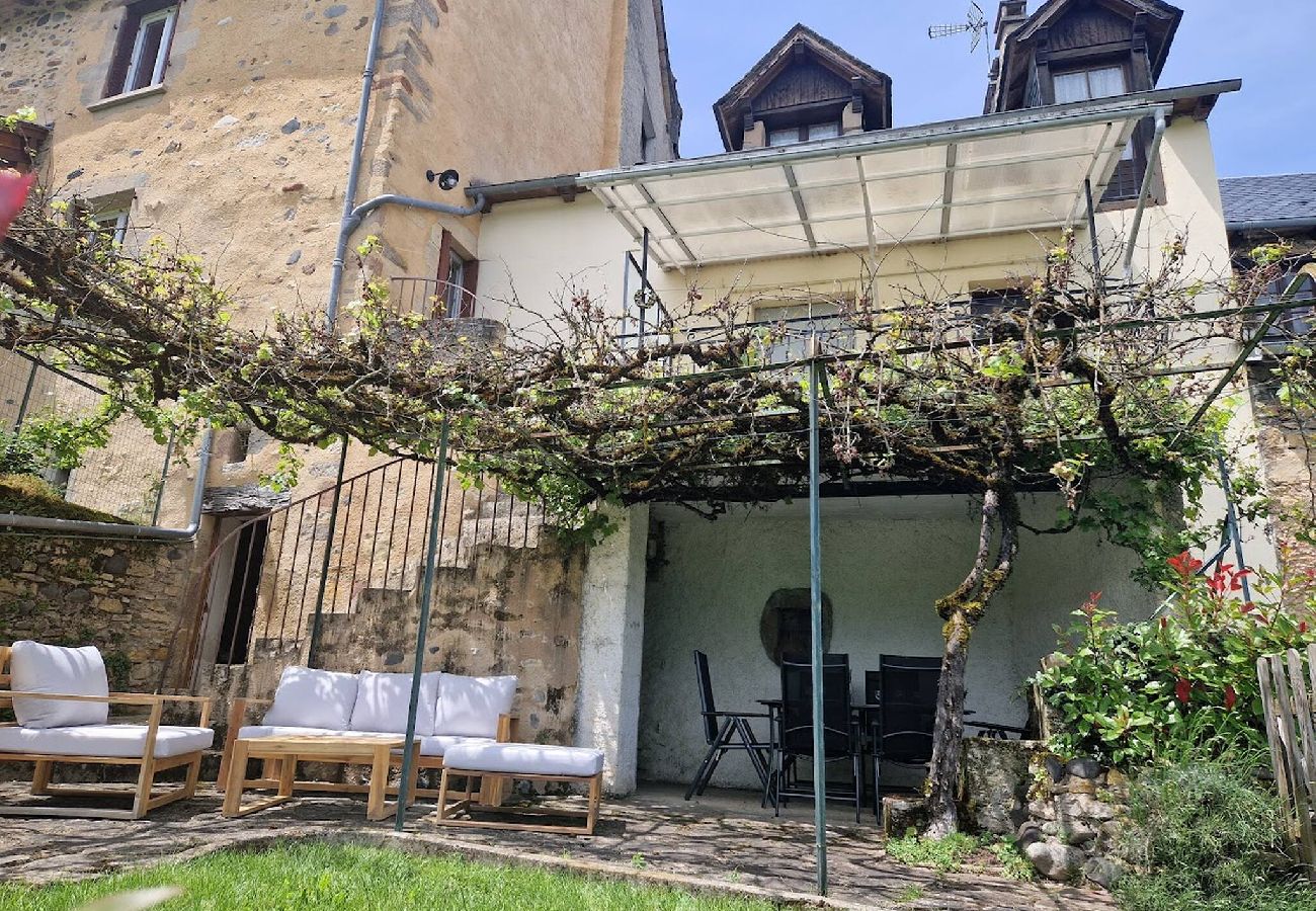 Maison à Saint-Côme-d´Olt - Chardon Bleu, jardin, centre-ville, St-Côme-d´Olt