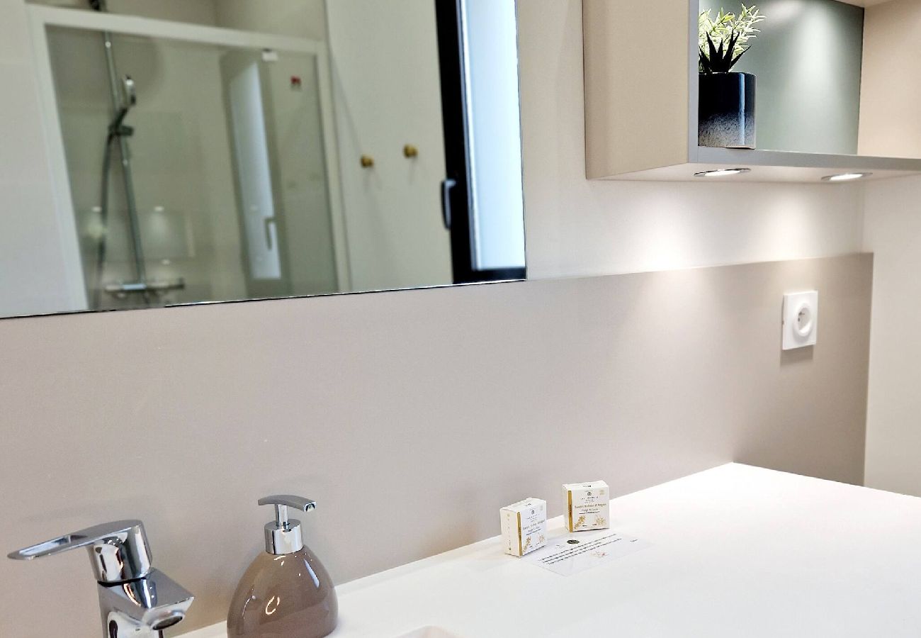 Villa à Gabriac - Le Gîte City Haut de gamme, Jardin, Pi