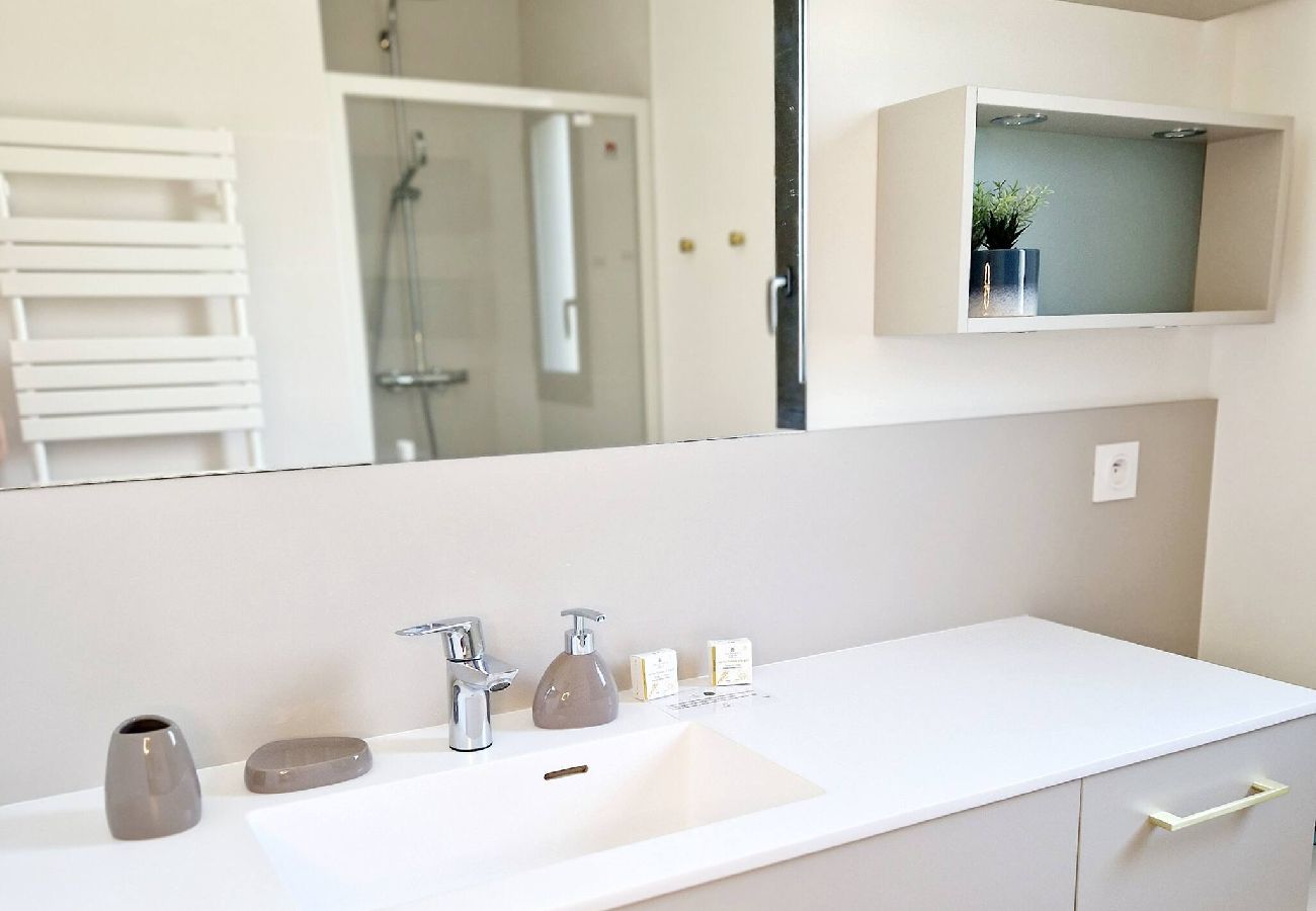 Villa à Gabriac - Le Gîte City Haut de gamme, Jardin, Pi