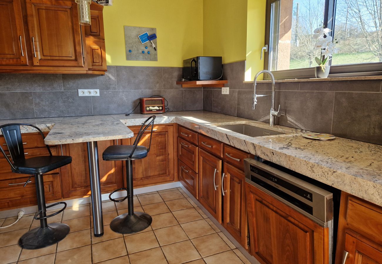 Gîte Rural à Sébrazac - L'Oustal de la Rusque